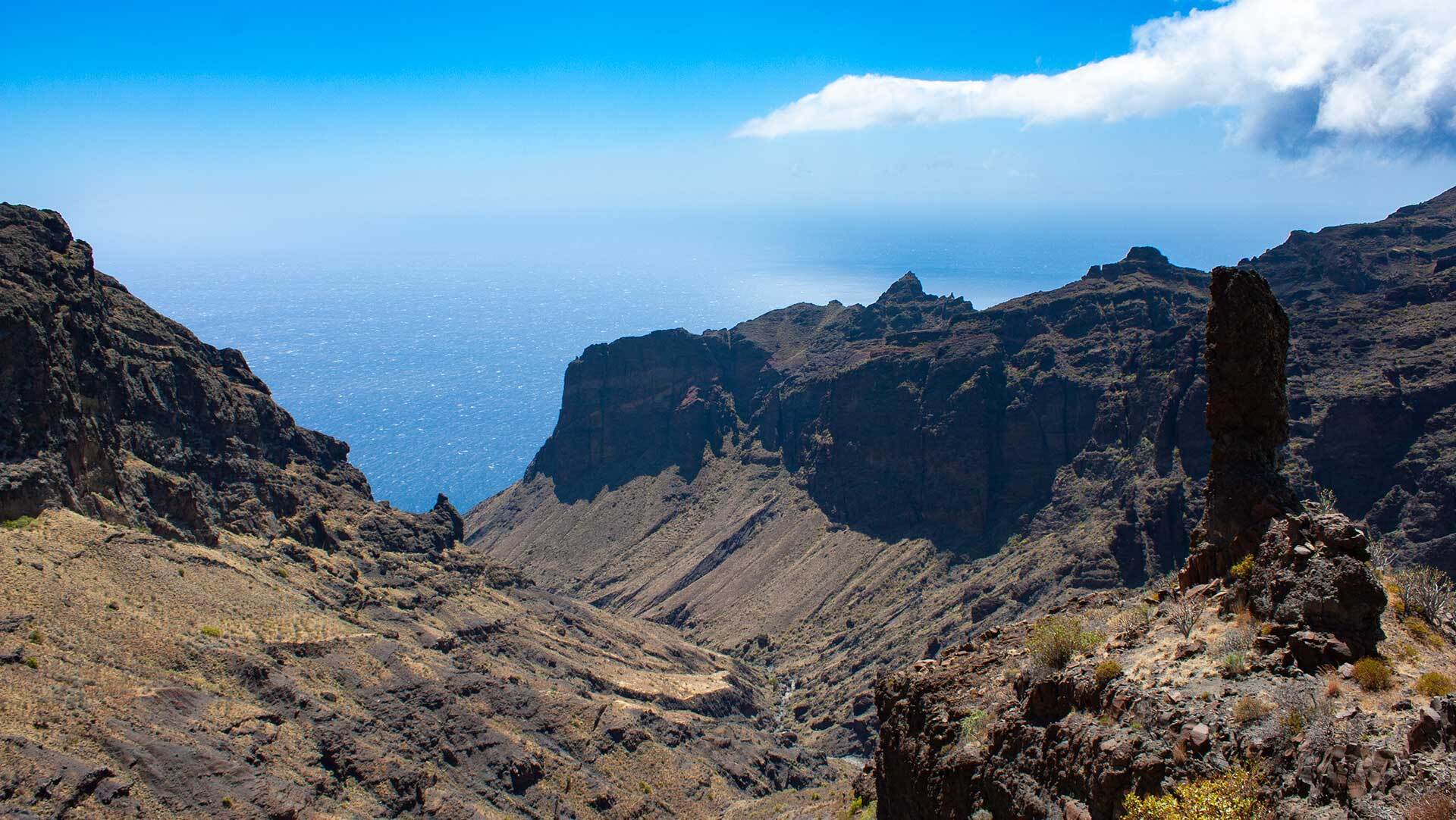 Tief eingeschnittene Schluchten prägen das zerklüftete Landschaftsbild von La Gomera.