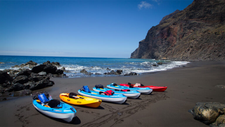 Das Kayak eröffnet auf La Gomera Zugang zu abgelegenen Küstenabschnitten