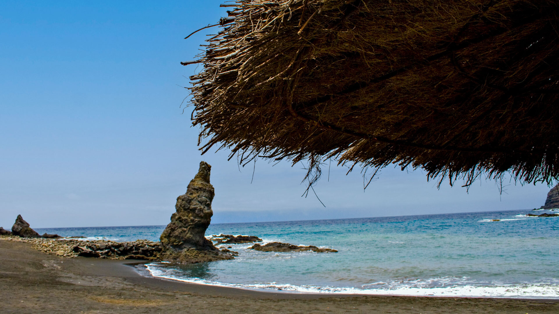 Blick über die Playa de la Caleta auf La Gomera zum Teide auf Teneriffa