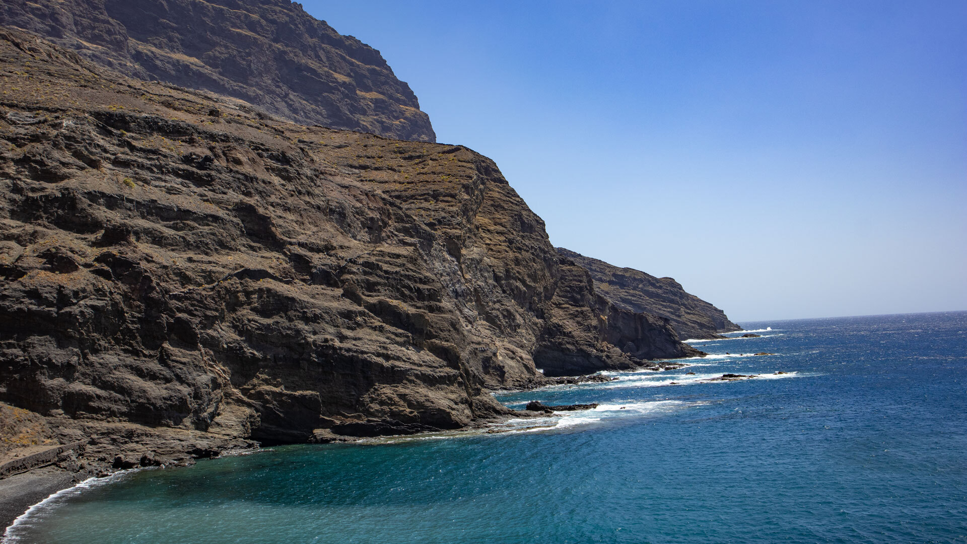 Bei der Playa de Alojera auf La Gomera fällt die Steilküste markant zum Meer hin ab.