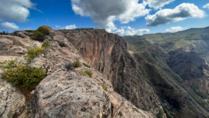 Die Steilwand der Fortaleza erhebt sich markant über dem Barranco de Erque auf La Gomera.