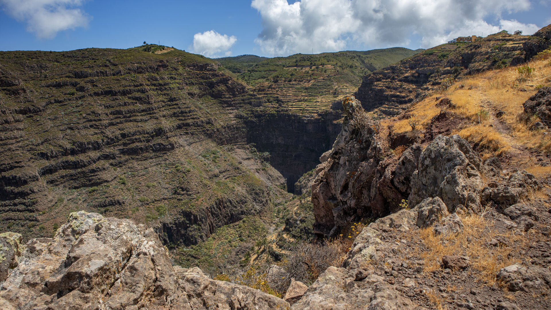 Steilwand am Talende des Barranco del Agua auf La Gomera.