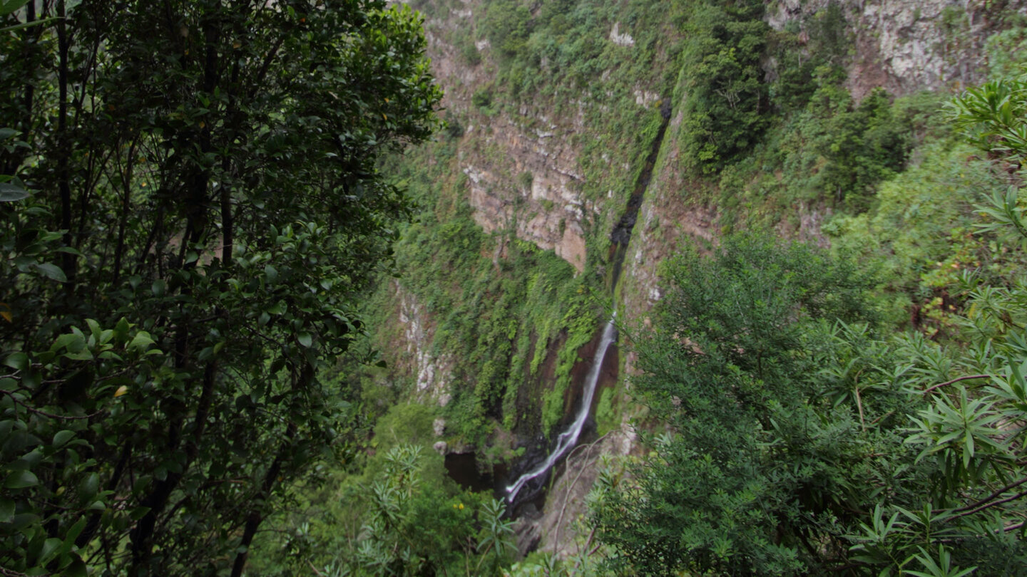 der Wasserfall El Chorro del Cedro fällt über eine hohe Steilwand