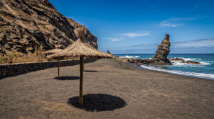 Sonnenschirme an der Playa de la Caleta auf La Gomera