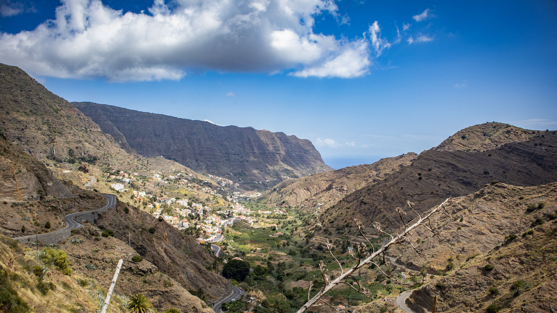 Panoramablick auf das fruchtbare Tal von Hermigua auf La Gomera, mit terrassierten Hängen und weitem Blick bis zur Küste.
