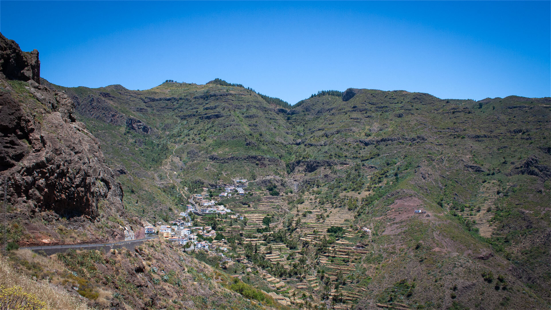 Panoramablick auf Imada und seine weitläufigen Terrassenfelder