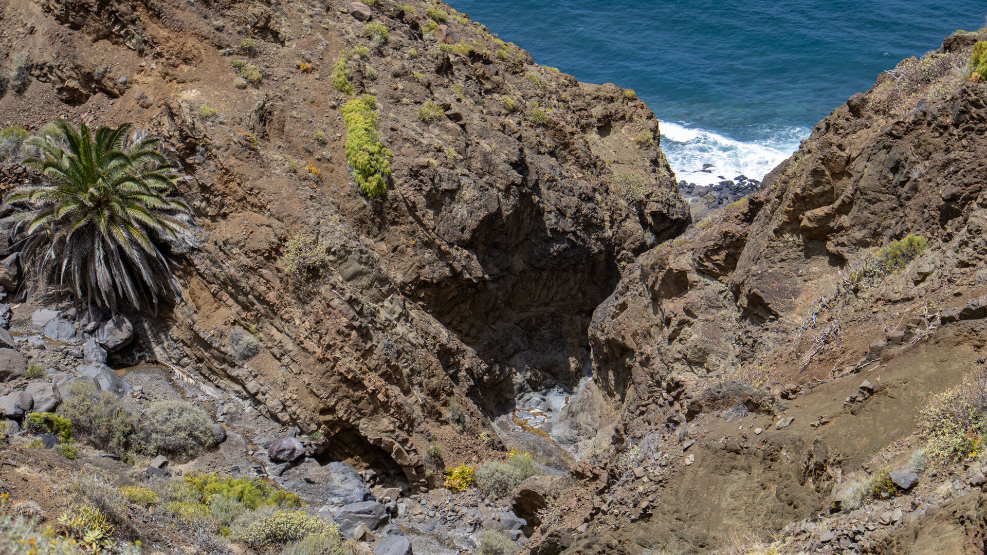 Mündung Barranco de las Bolas, La Gomera – tief eingeschnittene Schlucht.