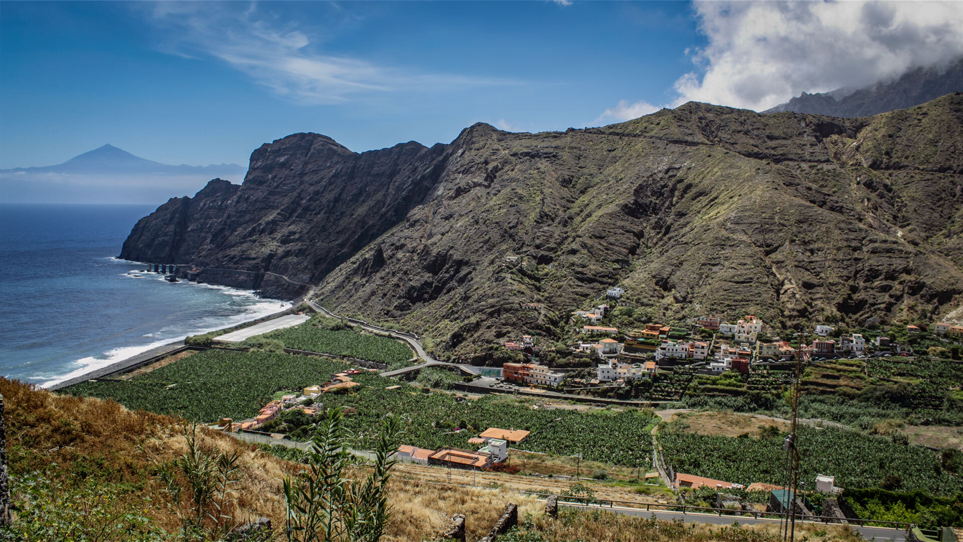 das Valle de Hermigua dem Teide am Horizont