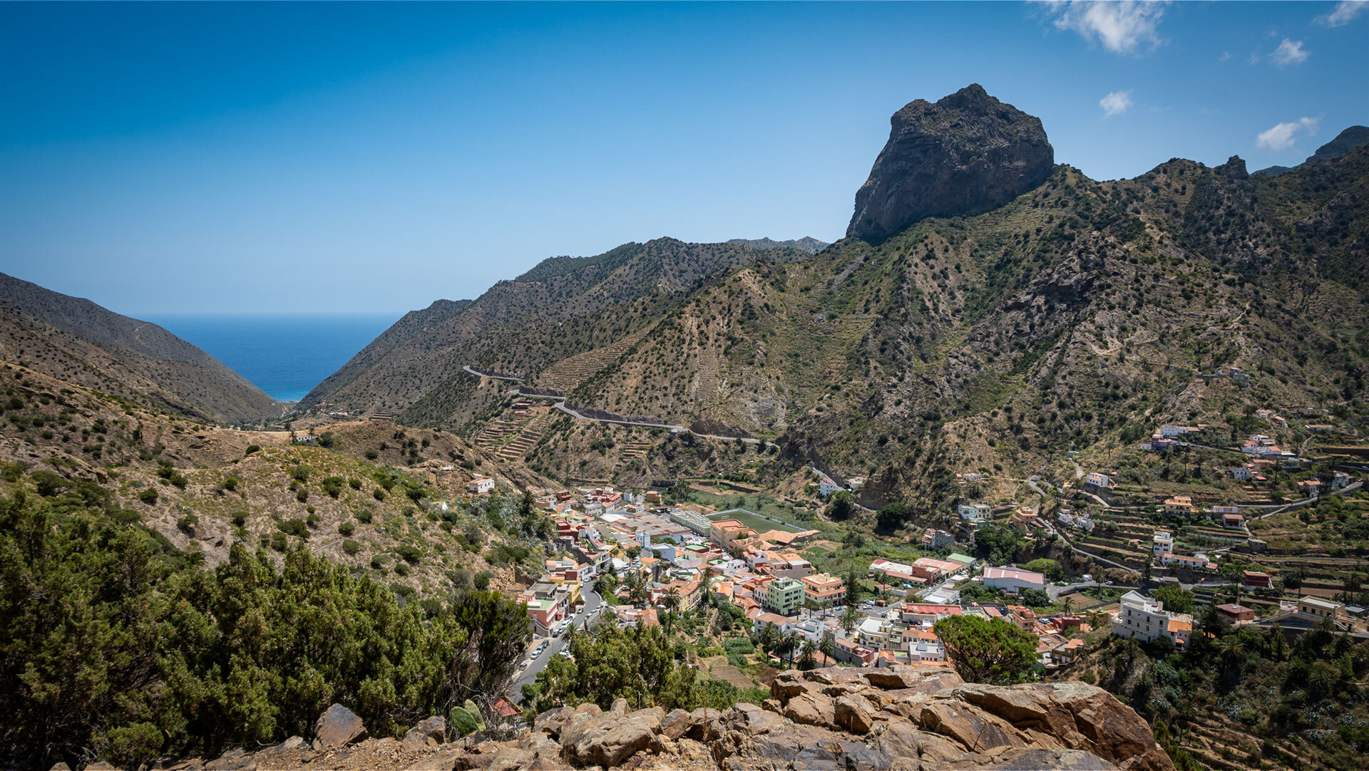 Tal von Vallehermoso mit dem Roque Cano, dem markanten Wahrzeichen der Region.