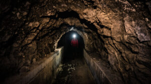 El Rejo Tunnel, La Gomera – Wanderweg durch dunklen Wasserstollen.