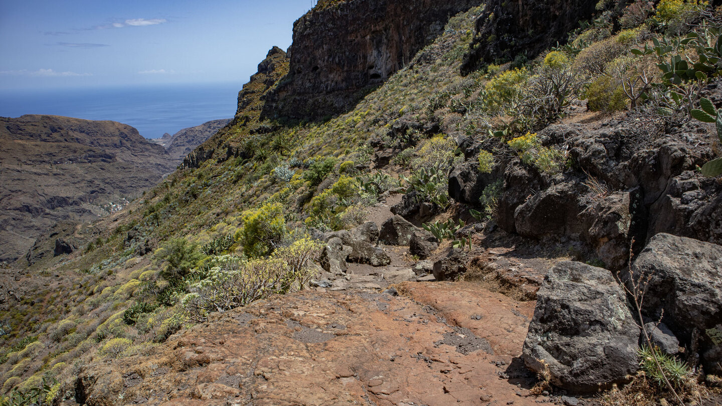 Am Hang entlang öffnet sich der Blick zum Atlantik – Playa Santiago fern am Horizont.