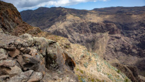 Ruta 18 zur Playa del Cabrito auf La Gomera, Wanderweg durch wilde Schluchten.