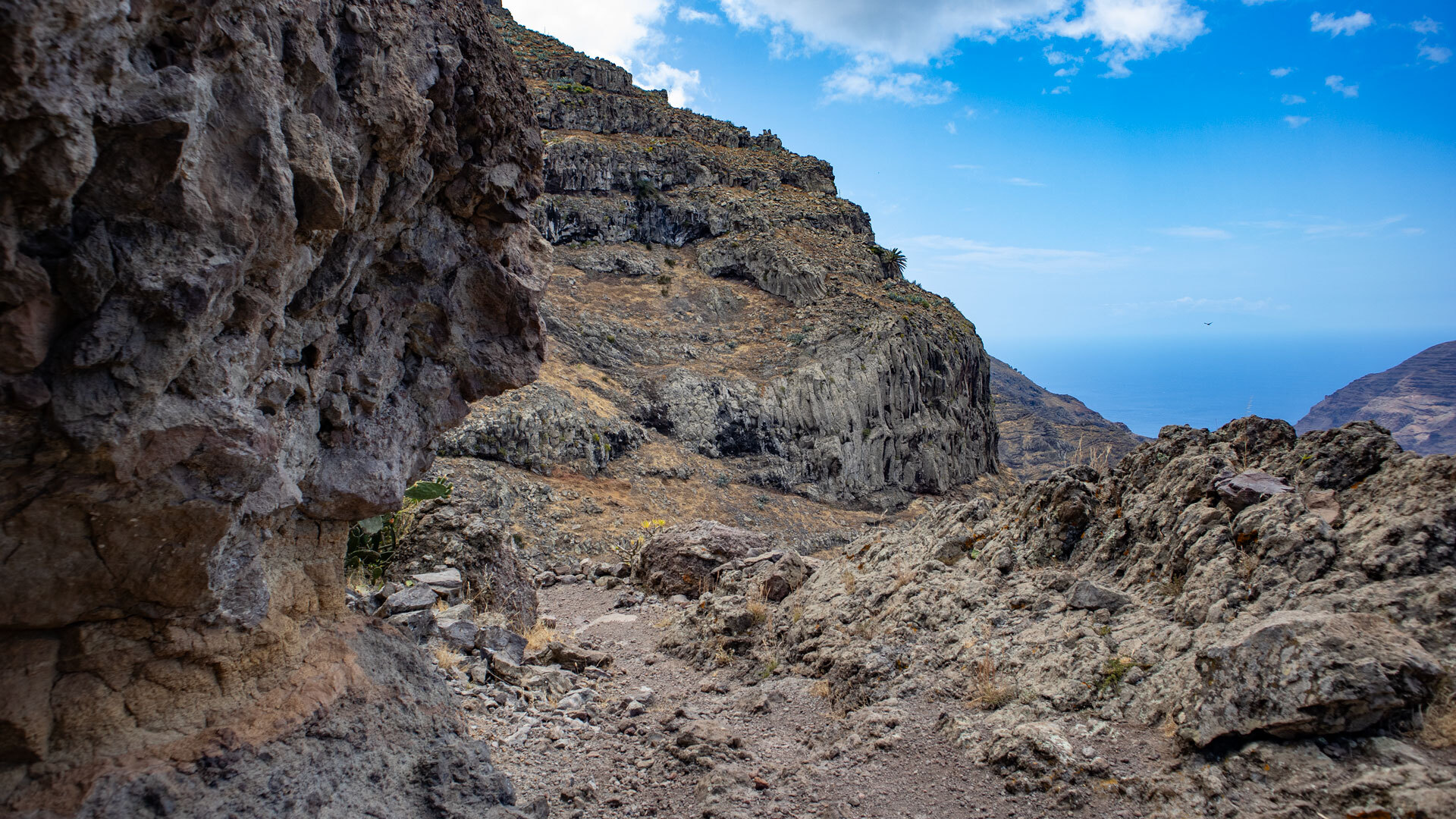 Der Wanderweg PR LG 12 führt beim Anstieg in Valle Gran Rey auf La Gomera durch felsiges, anspruchsvolles Terrain.