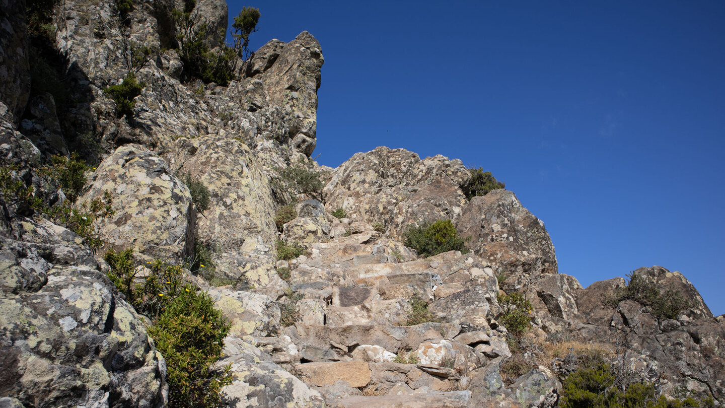 steiniger Wanderpfad durchs Naturschutzgebiet Monumento Natural de La Fortaleza