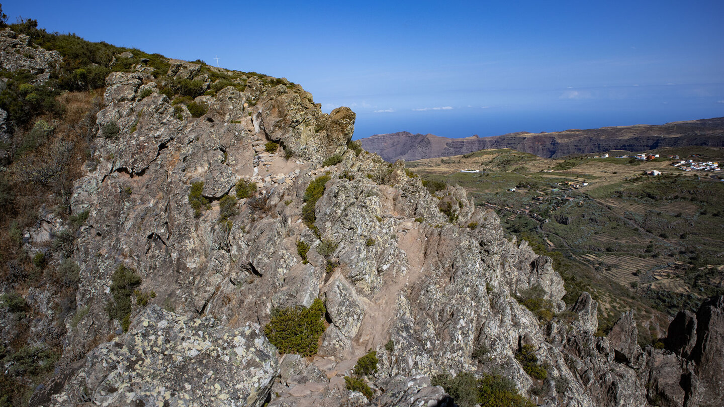 Exponierter Wegverlauf des Felsensteigs auf La Fortaleza, La Gomera.