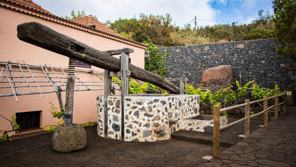 Historische Weinpresse im Freigelände des Centro de Visitantes Juego de Bolas