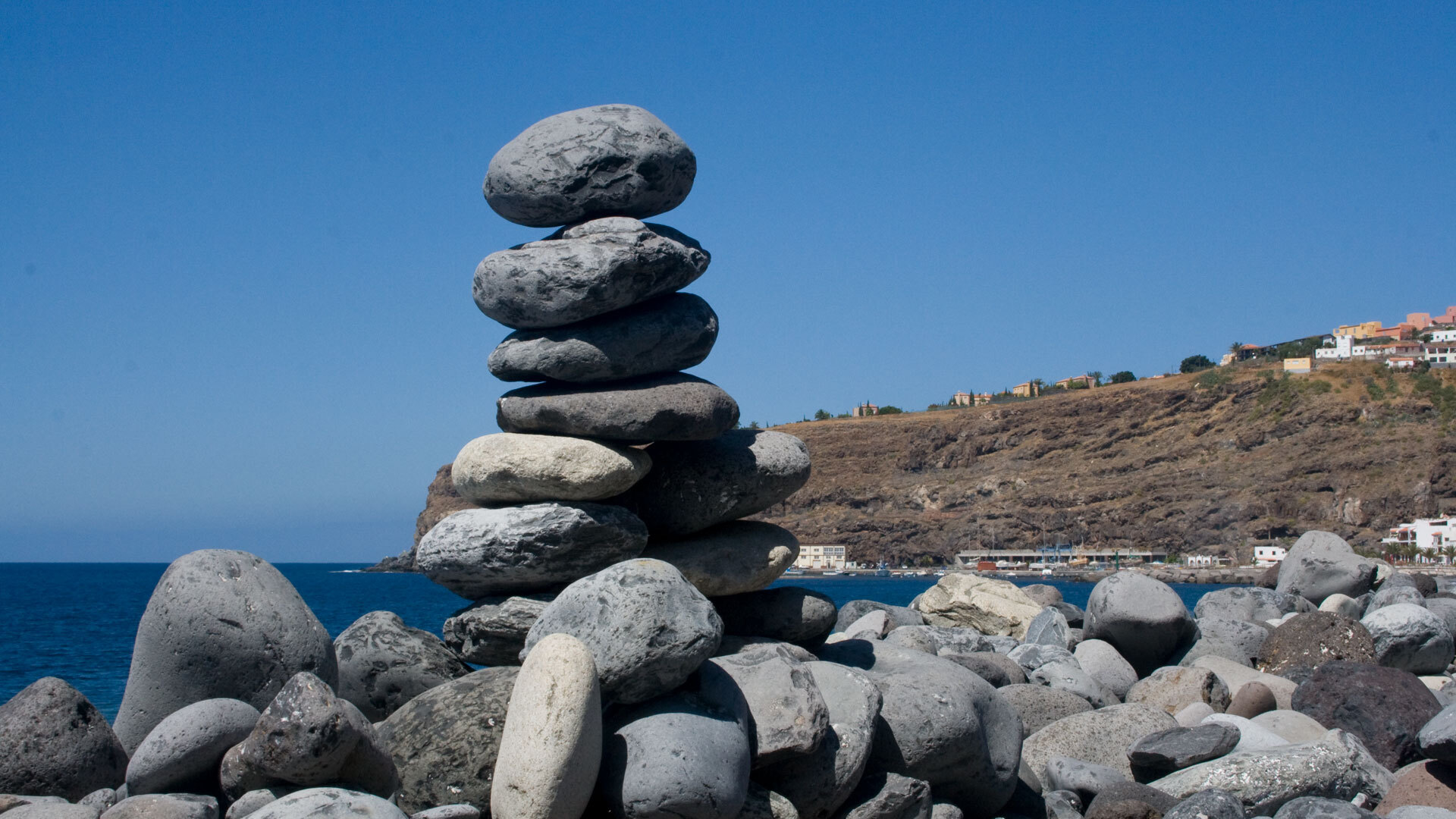 Am Kiesstrand der Playa Santiago endet der Weg – der Atlantik als verdientes Ziel.