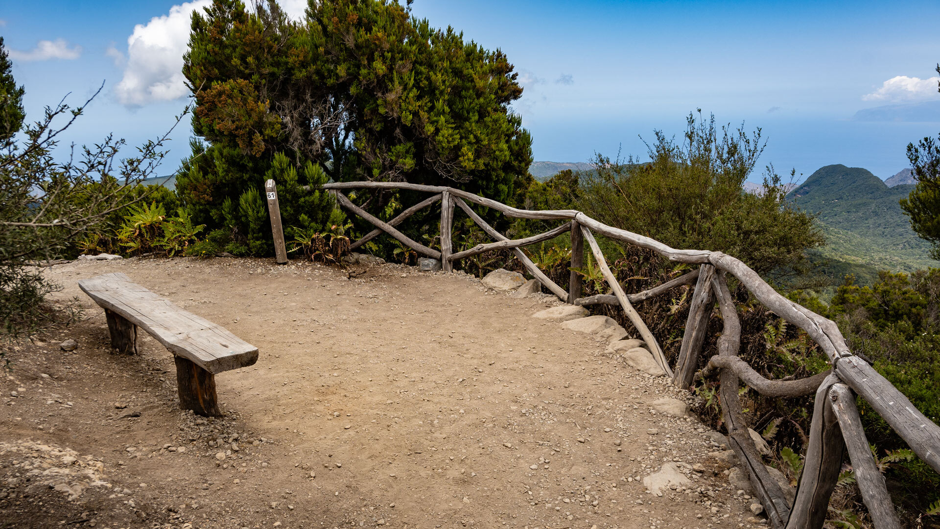 Vom Aussichtspunkt am Wanderweg El Contadero öffnet sich der Blick über die bewaldeten Hänge des Nationalparks.
